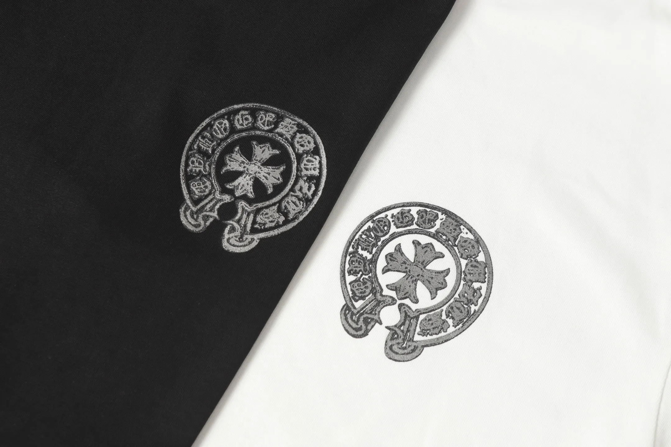 P170 Chrome Hearts CH Chrome Hearts Horseshoe Sanskrit printed short-sleeved T-shirt Printed with direct injection imported machines Hardware and accessories are all milled and customized Correctly configured Black 2025 Chrome Hearts authentic packaging 280 grams of custom-dyed double-yarn cotton Large version Loose and stylish Differentiation from lower versions Slender and long version The upper body stretches the hips 100% commitment: top quality Not fast food The highest version on the market Top quality - different from the ordinary versions on the market If you care about quality, you should also respect the price. Absolutely 0 after-sales service and 0 return rate so far. It’s hard not to love the style - 280g double yarn cotton custom dyed fabric - Correct high-density main mark, washed tag, hand-sewn